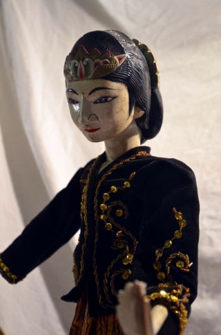 EMBAN GEULIS elegant court dancer wayang Golek Wooden Puppet from JAVA 3