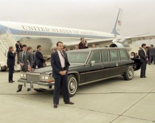 President Ronald Reagan Speaks From Limousine In Missouri 1987 - 8x10 Photo