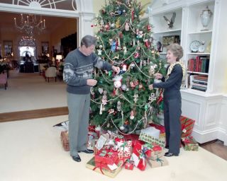 President Ronald Reagan And Nancy Decorate White House Christmas Tree 8x10 Photo