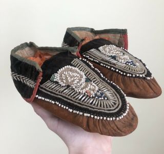 1890’s PAIR NATIVE AMERICAN IROQUOIS INDIAN BEAD DECORATED HIDE MOCCASINS BEADED 2