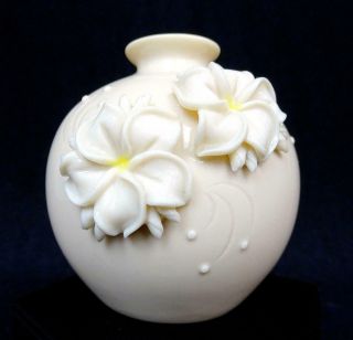 Dorothy Okumoto Hawaii Signed Plumeria With Yellow Center 3 3/8 " Vase