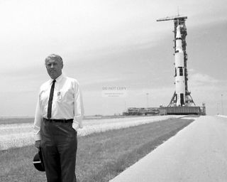 Dr.  Wernher Von Braun In Front Of Apollo 11 Saturn V - 8x10 Nasa Photo (da - 362)