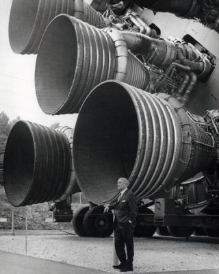 8x10 Nasa Photo: : Dr.  Wernher Von Braun With Engines Of Saturn V Rocket