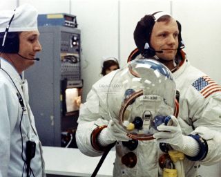 Neil Armstrong Astronaut Prior To Launch Of Apollo 11 - 8x10 Nasa Photo (ep - 382)