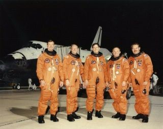 Sts - 48 / Orig Nasa 8x10 Press Photo - Crew Pose With Shuttle Discovery