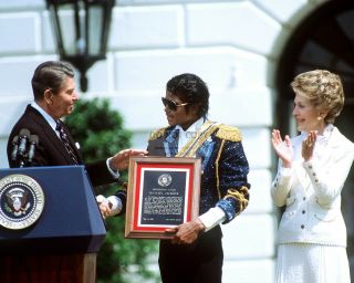 President Ronald Reagan And Nancy With Michael Jackson - 8x10 Photo (mw087)