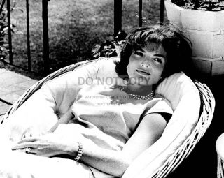 Jacqueline " Jackie " Kennedy Relaxes In A Wicker Chair - 8x10 Photo (aa - 930)
