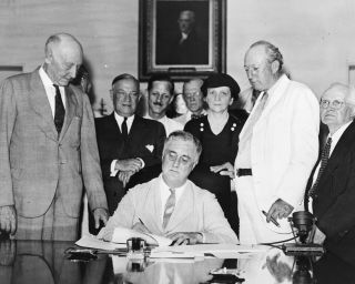Franklin D.  Roosevelt Signs Social Security Act In 1935 - 8x10 Photo (zz - 169)