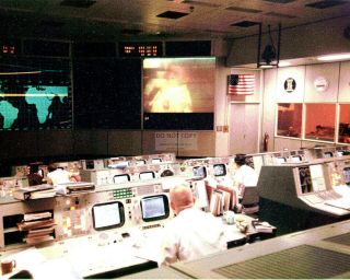 Gene Kranz And Others In Mission Control During Apollo 13 - 8x10 Photo (ep - 609)