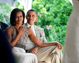 President Barack Obama And Michelle Observe Wedding Vows - 8x10 Photo (dd - 075)