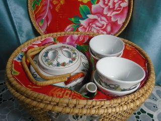 Vintage Chinese Travel Tea Pot W/ 4 Cups In Woven Rattan Picnic Basket (un -)
