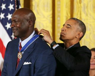 Barack Obama Awards Medal Of Freedom To Michael Jordan - 8x10 Photo (op - 137)
