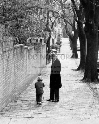 John F.  Kennedy Walks With Daughter Caroline In 1960 - 8x10 Photo (cc - 140)