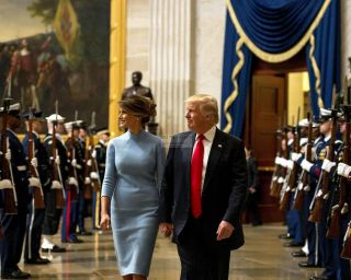 Donald Trump & First Lady Melania Walk In Capitol Rotunda 8x10 Photo (zy - 738)