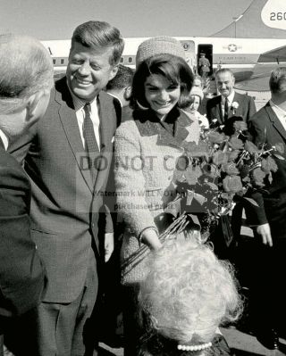 John F.  Kennedy & Jackie Arrive At Love Field Nov.  22 1963 - 8x10 Photo (bb - 863)