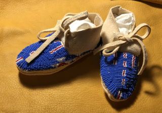 One Totally Neat Native American Lakota Sioux Beaded Baby Moccasins 2