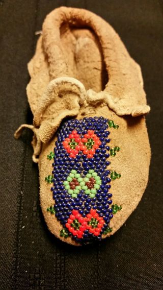 SAC & FOX TRIBE BEADED CHILD ' S MOCCASINS - SOUTHERN PLAINS REGION 2