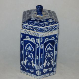 VINTAGE CHINESE PORCELAIN HEXAGON BOX W/LID BLUE & WHITE DESIGN FOO DOG HANDLE 2