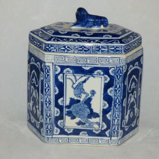 VINTAGE CHINESE PORCELAIN HEXAGON BOX W/LID BLUE & WHITE DESIGN FOO DOG HANDLE 3