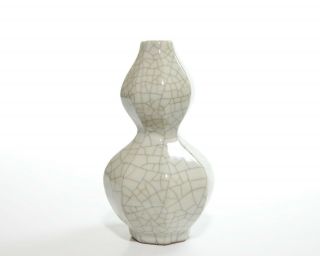 A Chinese Porcelain Gourd Vase 3