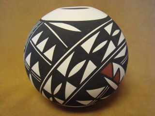 Native American Acoma Indian Pottery Hand Painted Seed Pot By N.  Victorino Pt017