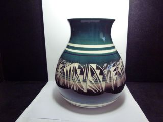 Navajo Mesa Verde Native American Art Pottery Vase Signed Lee Nav.  Usa 9 " Tall